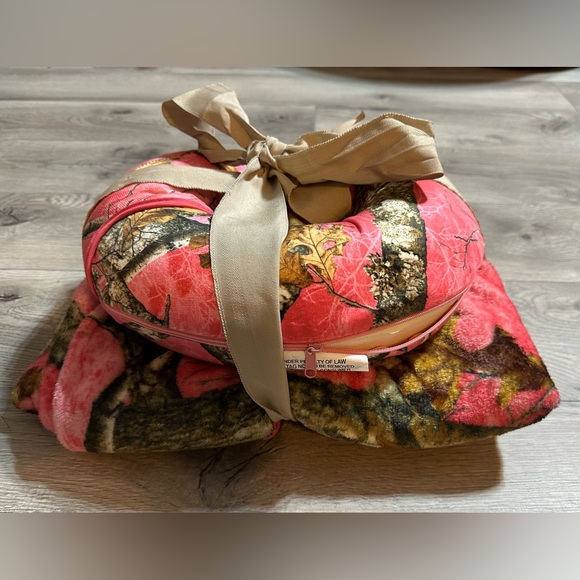Realtree Edge Blanket, Neck Pillow & Sleeping Mask Set, SOFT & MACHINE WASHABLE - Picture 13 of 13
